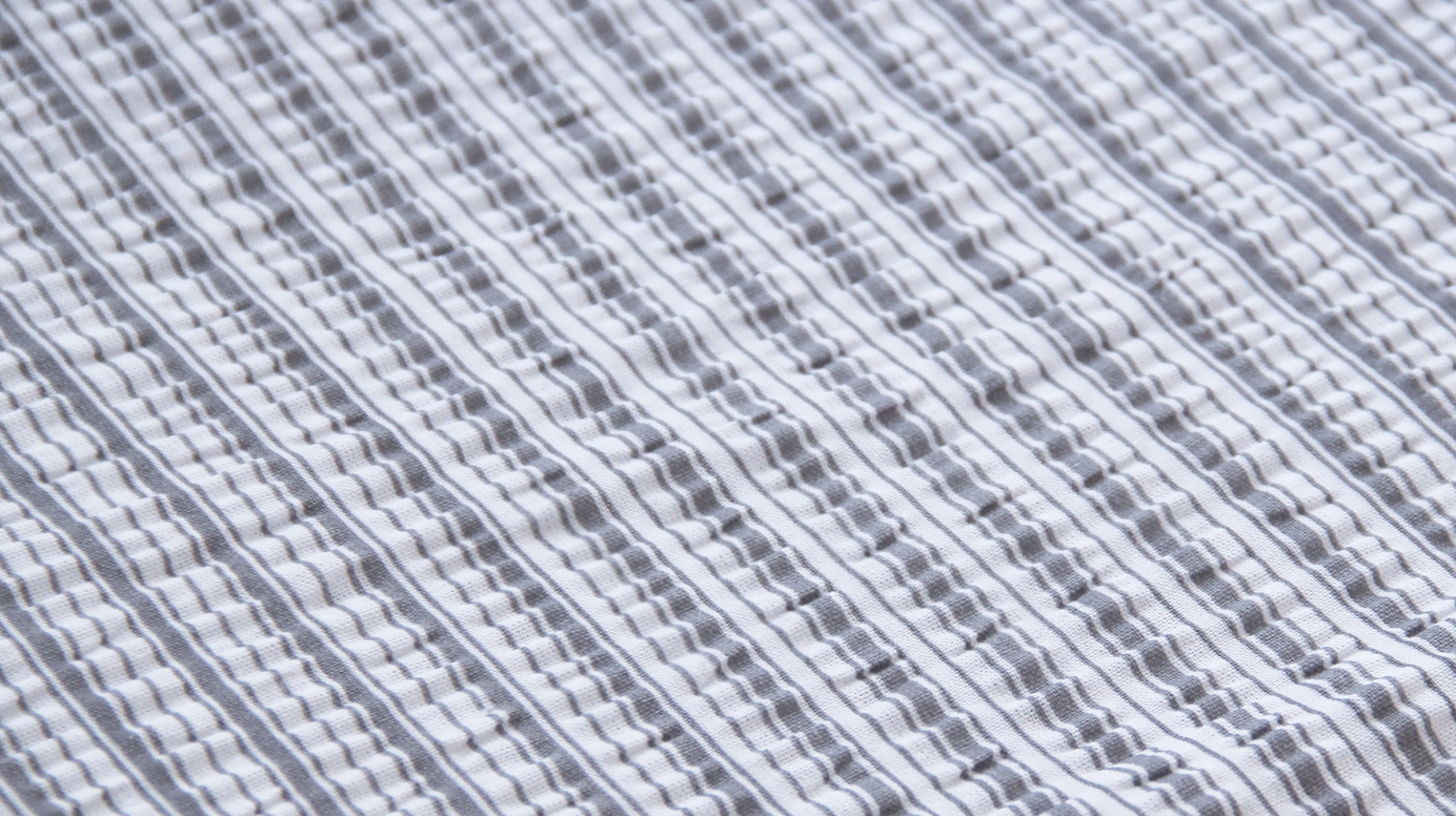 2-teilige Seersucker Bettwäsche 135x200cm und 80x80cm - grau weiß gestreift - Bettgarnitur aus 100% Baumwolle, bügelfrei (BS-Streifen)